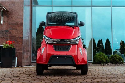 Un mini cotxe elèctric per a un desplaçament ràpid